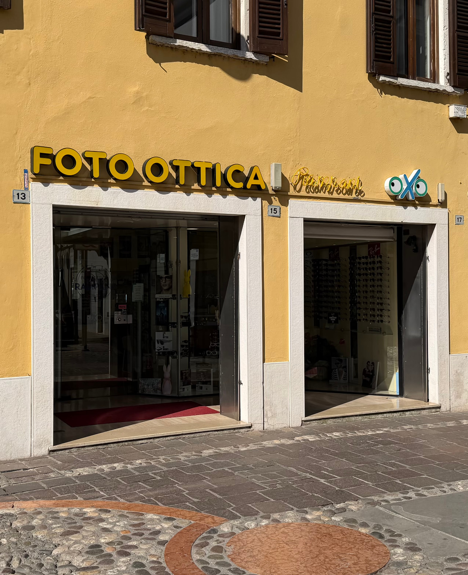 Le vetrine di Foto Ottica Rampani in Via Roma a Desenzano del Garda